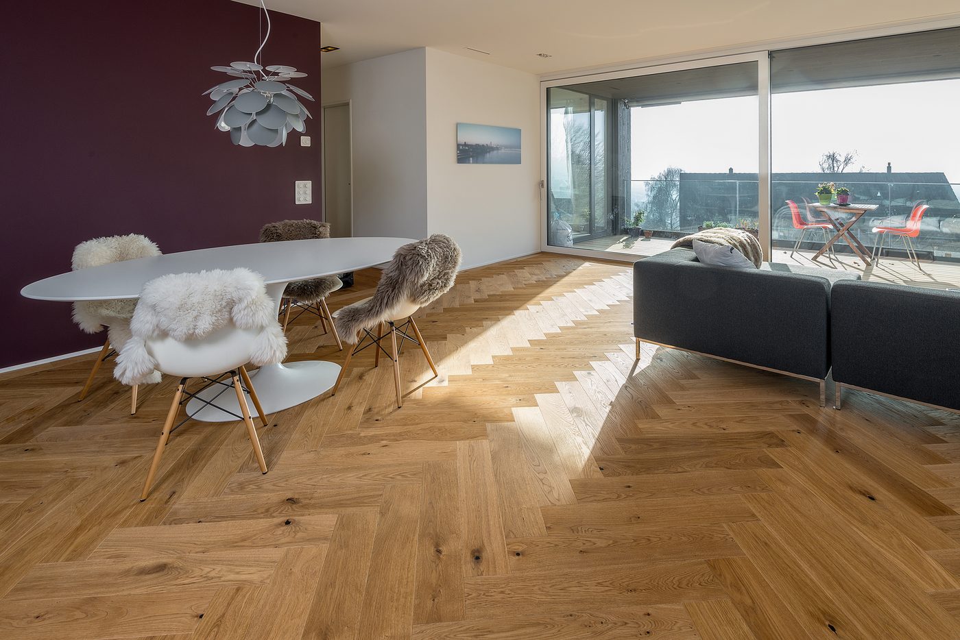 Fischgrätparkett aus Eiche Charakter, gebürstet und naturgeölt im Wohn-Esszimmer