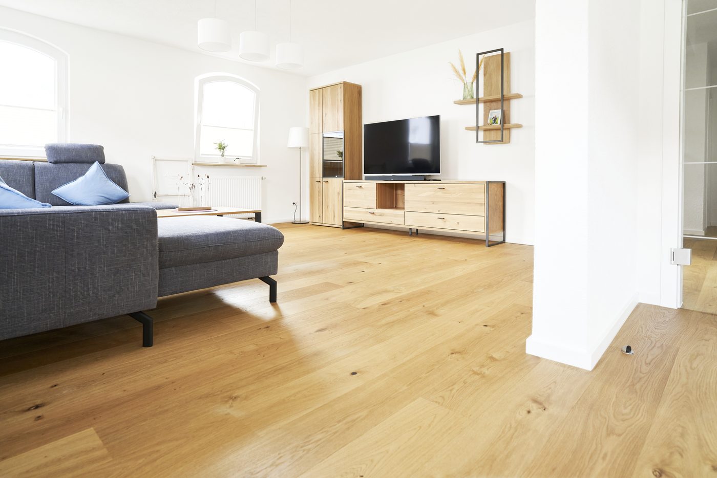 Landhausdiele Eiche Charakter – breite XXL-Diele, gebürstet und naturgeölt im modernen Wohnzimmer